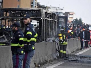Buschauffeur gijzelt 51 Italiaanse scholieren en steekt bus in brand