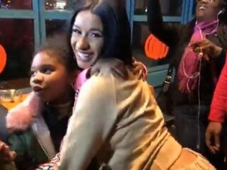 Cardi B deelt honderden gratis winterjassen uit in Brooklyn