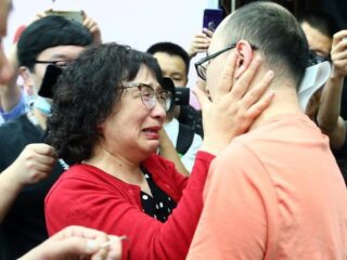 Man die als peuter ontvoerd werd na 32 jaar herenigd met ouders