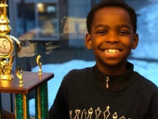 8-jarige Nigeriaanse schaakkampioen helpt zijn gezin aan een dak boven hun hoofd