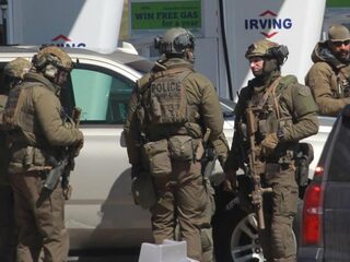 Schutter (51) vermomd als agent doodt 16 mensen in Canada