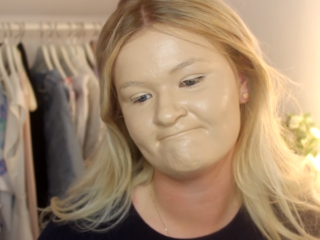 VIDEO: Vlogger doet honderd lagen foundation op haar gezicht