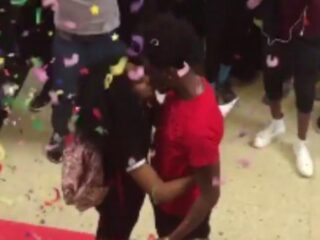 VIDEO: Tiener vraagt meisje op originele manier mee naar het bal