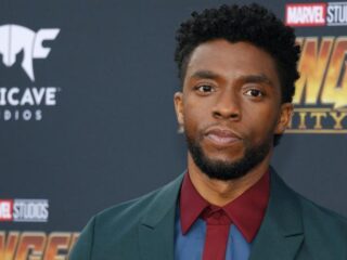 H.E.R. zingt voor Chadwick Boseman tijdens eerbetoon bij de Emmy Awards