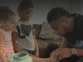 Alleenstaande vader Jay moet vrouwen van zich afslaan na deelname Een Huis Vol