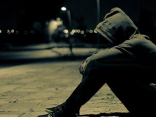 Onur (14) vindt naaktfoto van zichzelf op Insta en pleegt zelfmoord