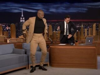 Energieke acteur Terry Crews doet z'n beste robot moves ever bij Jimmy Fallon