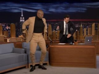Energieke acteur Terry Crews doet z'n beste robot moves ever bij Jimmy Fallon
