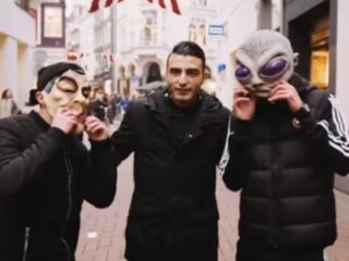 Gemaskerde Ziyech en Nouri delen panna's uit in Amsterdam