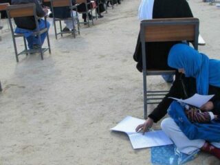 Afghaanse student die examen maakt met baby op schoot inspireert de hele wereld