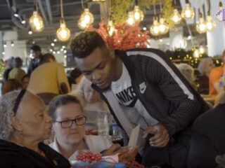 Broederliefde viert kerst met ouderen uit de buurt: "Ik hou sowieso van oma's"