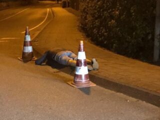 Feestbeest valt op stoep in slaap na nachtje stappen