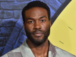 Yahya Abdul-Mateen II draagt Emmy voor 'Watchmen' op aan alle zwarte vrouwen in zijn leven