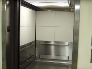 Wildplasser veroorzaakt kortsluiting in lift en komt vast te zitten