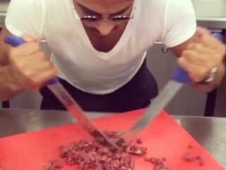 Salt Bae gaat viral met nieuwe video!