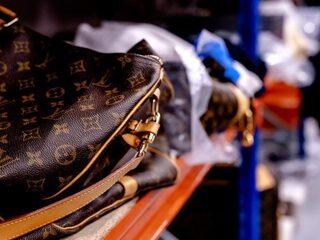 In beslag genomen designeritems steeds vaker online geveild: hoe zit dat?