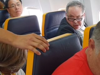 VIDEO: Witte man wil niet dat zwarte vrouw naast hem zit op vlucht Ryanair