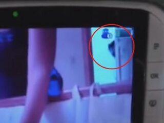 Vader ontdekt griezelig figuur bij installatie babyfoon in babykamer