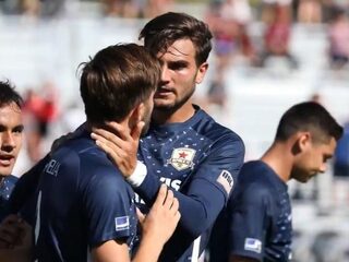 Hartbrekend: Speler scoort en vertelt teamgenoot dat zijn vader net overleden is