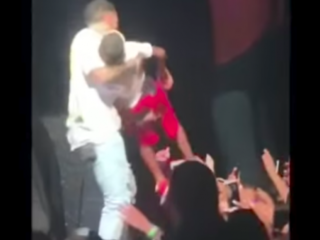 Dit is hoe Chris Brown reageert wanneer jonge fan flauwvalt on stage