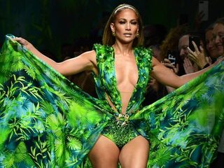 Jennifer Lopez steelt Versace-show in haar beroemde groene Grammy-jurk