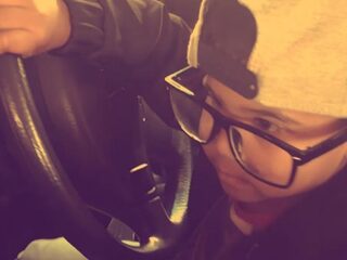 Schattige fan (3) van Sevn Alias speelt in eigen Gass video