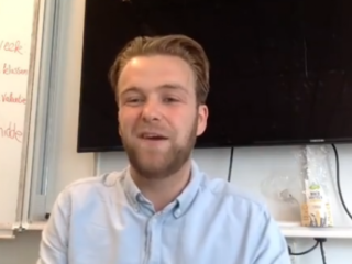 Meester Hidde rapt voor zijn leerlingen: "Leuk om mijn hobby en baan te combineren"
