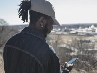 Jongeren ontwikkelen steeds vaker een 'hoorntje' aan hun schedel door smartphonegebruik