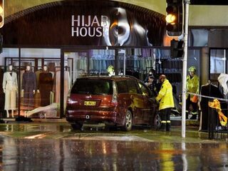 Australische man crasht hijab-winkel binnen met auto, meerdere gewonden