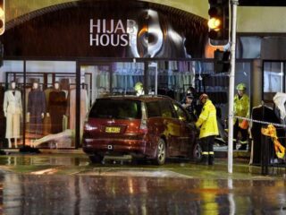 Australische man crasht hijab-winkel binnen met auto, meerdere gewonden