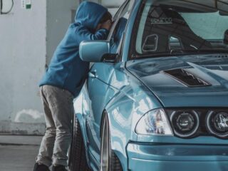 Jongetje van 8 scheurt met 140 km per uur over de snelweg