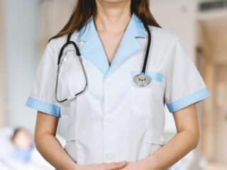 Vrouw doet zich voor als arts, wordt twee keer aangenomen