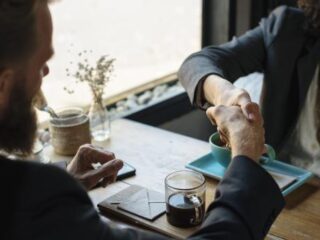 ''Twintig procent van de Nederlanders spookt wel eens 'iets' uit met collega''