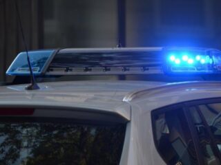 StukTV probeerde wielklem aan te brengen bij politieauto en dit is wat er gebeurde