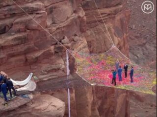 Stel trouwt meer dan 120 meter in de lucht op groot net