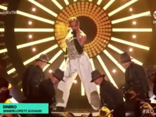 Jennifer Lopez en DJ Khaled geven sexy optreden van nieuwe track Dinero