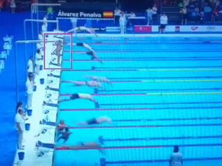 VIDEO: Zwemmer blijft uit protest 1 minuut stilstaan voor Barcelona