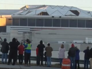 Buschauffeur doet ultieme fotobomb tijdens opblazen van stadion