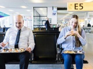 Sushi bij de gate: Schiphol start met maaltijdbezorging