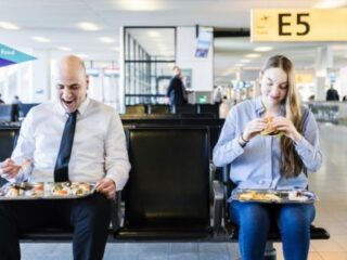 Sushi bij de gate: Schiphol start met maaltijdbezorging