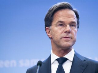 Rutte niet blij met voetbalsupporters: "Gewoon je bek houden"
