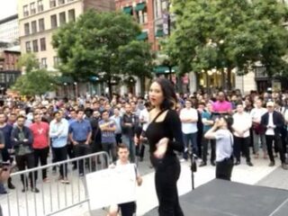 Savage! Meisje lokt tientallen mannen tegelijkertijd naar Tinderdate