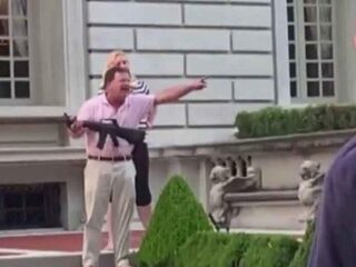 Amerikaans koppel dat wapens richtte op demonstranten wordt aangeklaagd