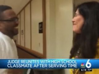 VIDEO: Rechter ontmoet veroordeelde oud-klasgenootje na vrijlating