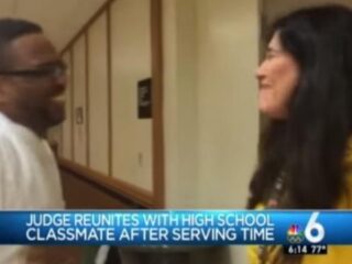 VIDEO: Rechter ontmoet veroordeelde oud-klasgenootje na vrijlating