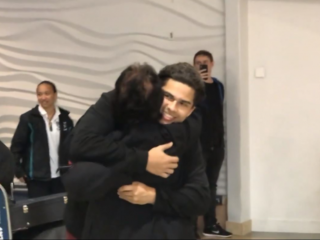 Alex Aiono wordt door familie verwelkomd met prachtige Haka-dans
