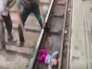 Baby overleeft val op spoor, terwijl trein eroverheen rijdt