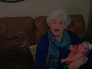 VIDEO: Koppel houdt zwangerschap geheim en verrast familie met kersverse baby