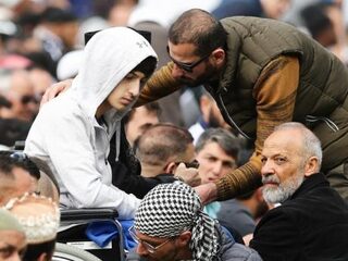 Duizenden mensen komen samen voor vrijdaggebed bij getroffen moskee in Nieuw-Zeeland