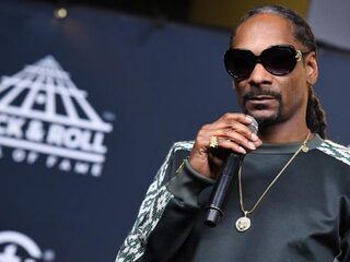 Snoop Dogg krijgt boeket met 48 joints voor zijn 48e verjaardag